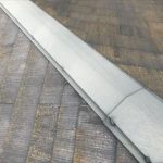 棟板金とスレート屋根材の経年劣化