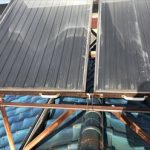 太陽光パネルが設置された瓦