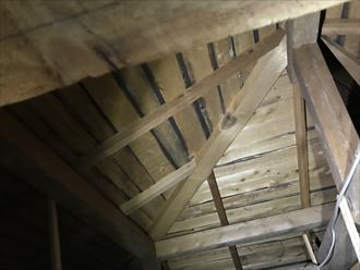 屋根裏での漏水確認