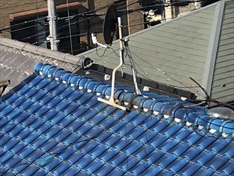 アンテナが倒れて瓦が割れた屋根