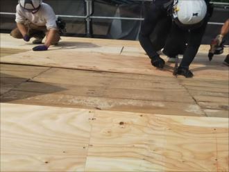 君津市　野地板重ね張り作業