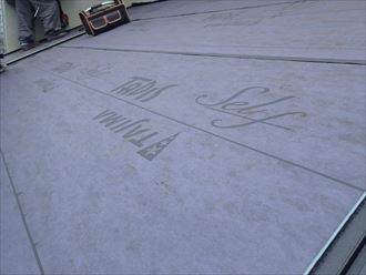 粘着式ルーフィング