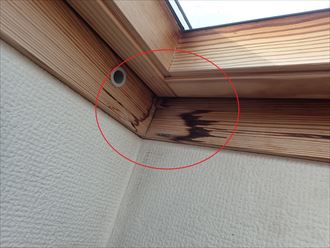 天窓周りの雨染み