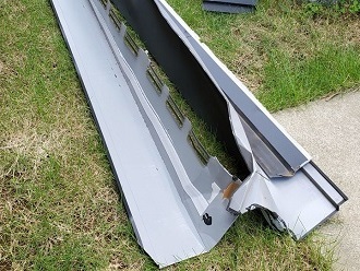 落下した棟板金