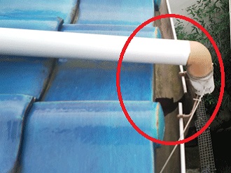 軒から飛び出した這樋