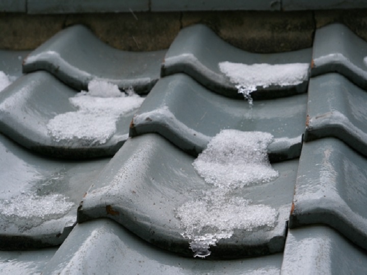 瓦に雪水