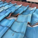 瓦がズレて下地が見えています