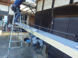 佐倉市　金具の設置作業