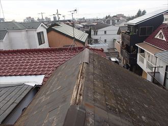 棟板金が一部なくなっています