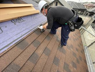 屋根材をビス止めします