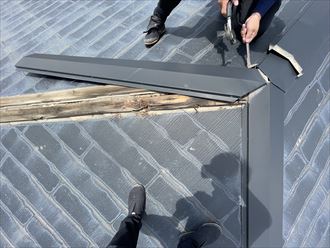 鈑金の下には貫板が設置されています