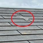 屋根材が大きく割れています