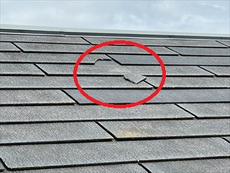 屋根材が大きく割れています