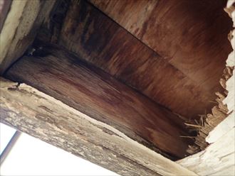 印旛郡酒々井町　軒天剥がれ・雨染み