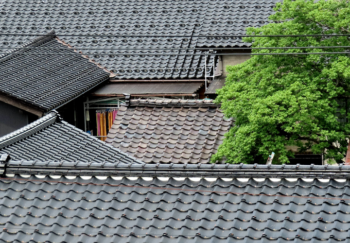 瓦屋根の住宅