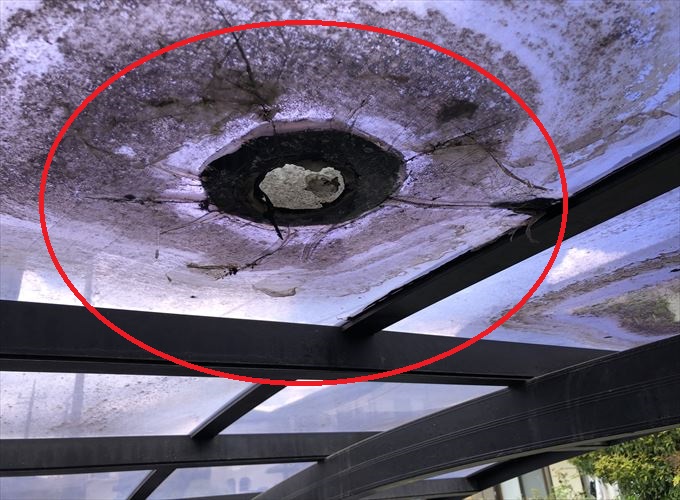 平板に穴あき補修の跡