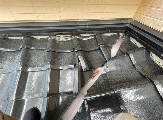 下屋根瓦のズレ