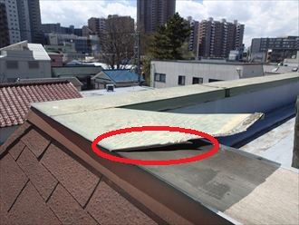 既存笠木はつかみ合う構造になっています