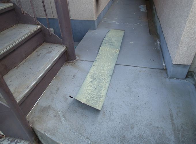 飛散した板金の一部