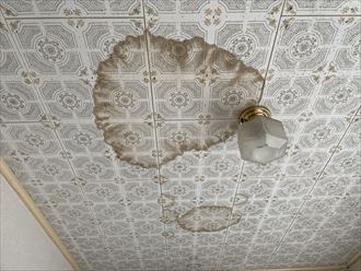 谷板金直下に雨染み