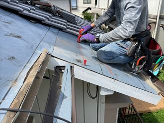 瓦桟の取り付け位置を出しています