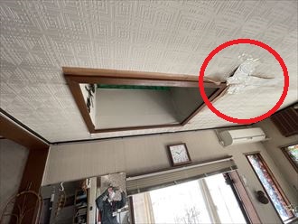 明り取り周辺のクロスにうき