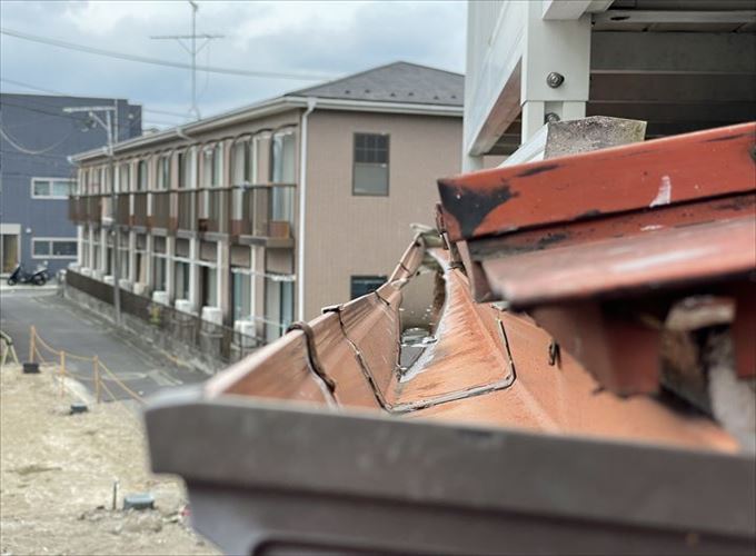 雨樋中央付近が一番低くなっています