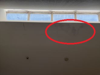 天井に雨染み