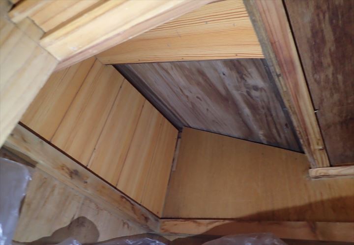 富津市　物入の雨漏り状況