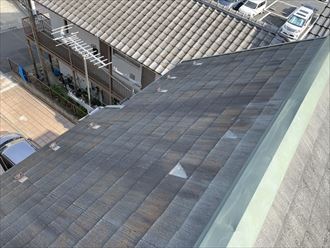 屋根は全体的に色褪せ