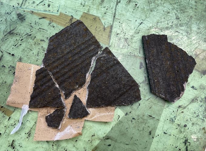 落下したスレートの破片