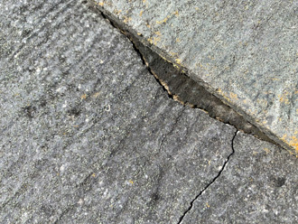 スレートが劣化してひびが入っています