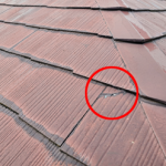 棟付近でスレートの角にひび割れが発生