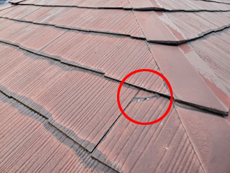 棟付近でスレートの角にひび割れが発生