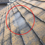 屋根材が外れています