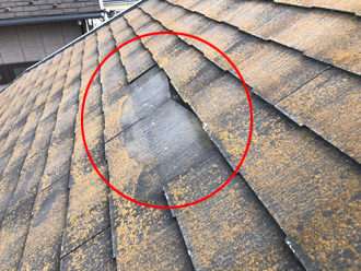 屋根材が外れています