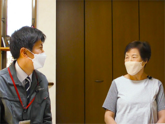 インタビュー中に楽しくお話をされるK様と横浜支店のスタッフ