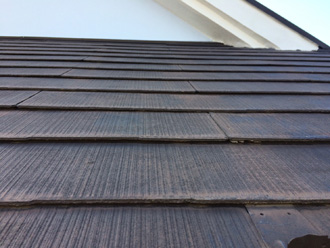 スレート屋根の塗膜が劣化しチョーキングが発生