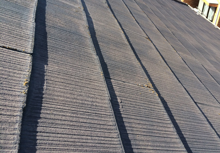 塗膜が劣化し退色の目立つスレート屋根