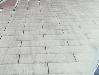 退色の目立つスレート屋根