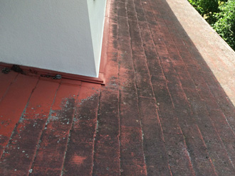 スレート材の傷みが激しく、素地も露出