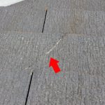 スレートに発生したひび割れ