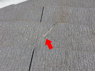 スレートに発生したひび割れ