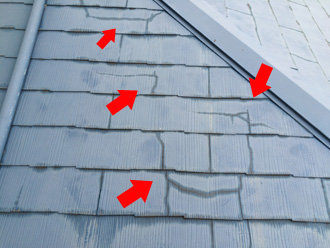 数多く確認できたスレート材のひび割れ