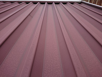 塗膜が劣化し始めている金属屋根