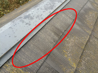 白い部分はスレートの素地