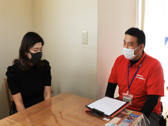 インタビュー中のM様と多摩川支店のスタッフ