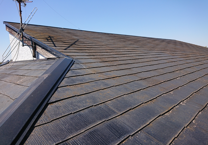 苔や塗膜の剥離が目立つスレート屋根