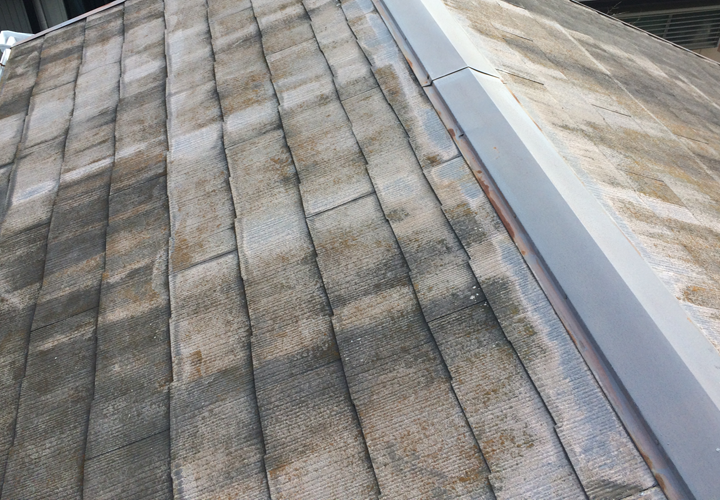 変色が目立つスレート屋根