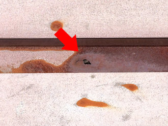 錆の侵食による穴あき